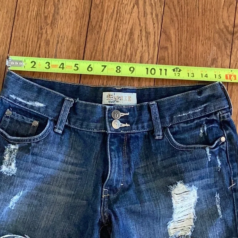 Decree distressed, medium wash denim blue jean shorts. Size 7 - Picture 10 of 12
